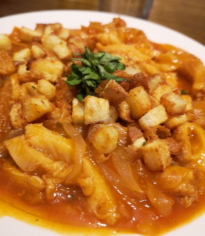 Una foto de Guatitas a la española con papas fritas