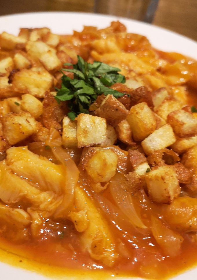 Una foto de Guatitas a la española con papas fritas