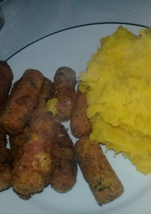Una foto de Salchichas diferentes con puré tricolor 😍💕