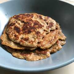 A picture of Cinnamon oat banana pancake teflon seperti rasa bolu kukus pisang.