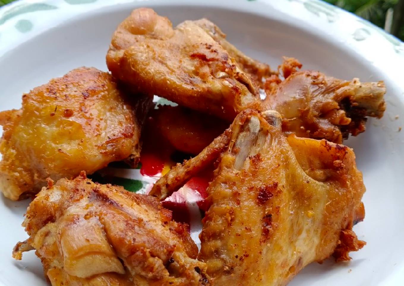 Ayam goreng pedas dengan acar sayuran