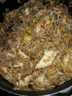 Una foto de Arroz chino con pollo y champiñones