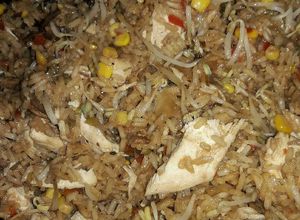 Una foto de Arroz chino con pollo y champiñones
