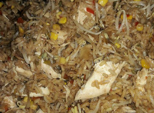 Una foto de Arroz chino con pollo y champiñones