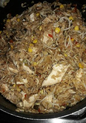 Una foto de Arroz chino con pollo y champiñones