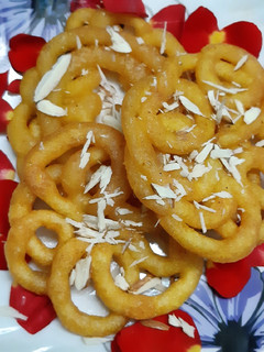 इमरती (Imarti recipe in Hindi) रेसिपी मुख्य फोटो