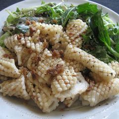 A picture of Stir-fried Squid with Garlic & Anchovy.
