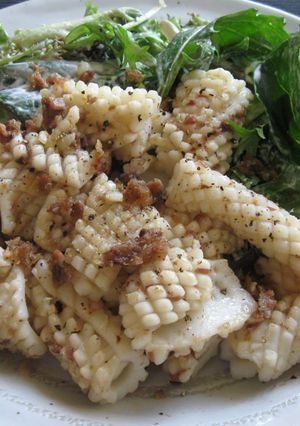A picture of Stir-fried Squid with Garlic & Anchovy.