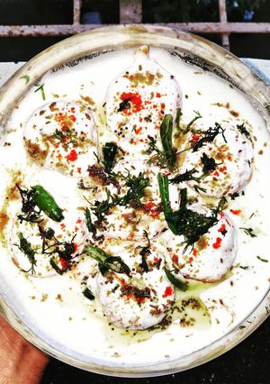 A picture of Dahi vadas.