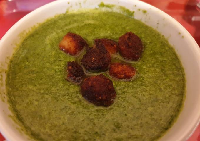 Pea and spinach soup, w/ Sausage croutons