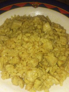 Una foto de Arroz con pollo curry y salsa de soja