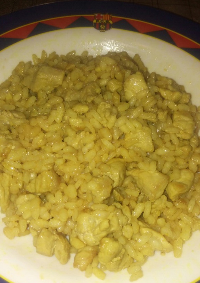 Una foto de Arroz con pollo curry y salsa de soja