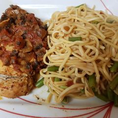 A picture of My Chicken with sriracha sauce + Veg.