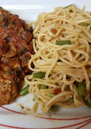 A picture of My Chicken with sriracha sauce + Veg.