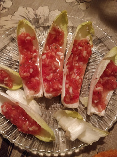 Una foto de Endibias con tomate