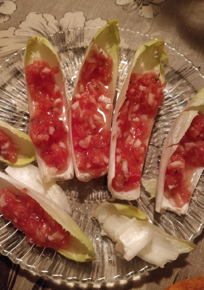 Una foto de Endibias con tomate