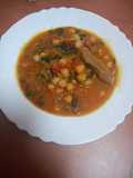 Potaje de garbanzos con espinacas y secreto ibérico