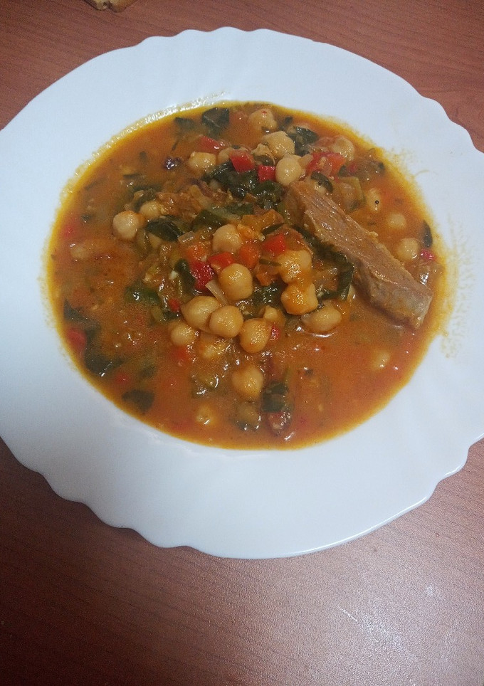 Una foto de Potaje de garbanzos con espinacas y secreto ibérico