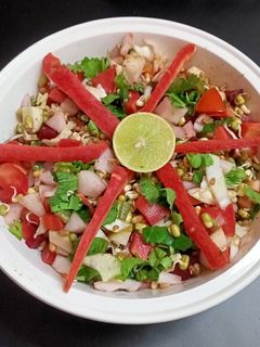 સ્પ્રાઉટ અને વેજીટેબલ સલાડ (Sprout Vegetable Salad Recipe In Gujarati) રેસીપી મુખ્ય ફોટો
