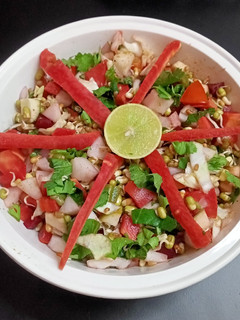 સ્પ્રાઉટ અને વેજીટેબલ સલાડ (Sprout Vegetable Salad Recipe In Gujarati) રેસીપી મુખ્ય ફોટો