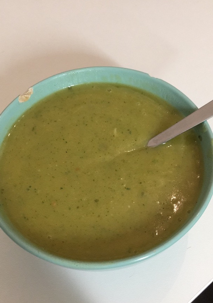 Una foto de Crema de calabacín, patata y zanahoria