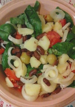 Una foto de Ensalada mediterránea de porotos rojos