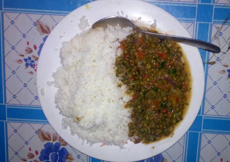 Boiled rice and green grams stew