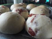 Una foto de salami especiado
