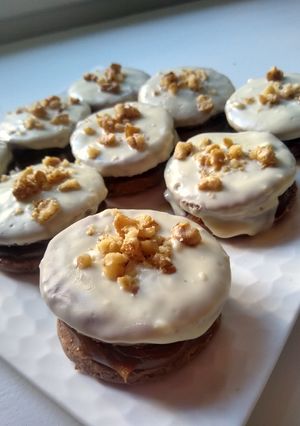 Una foto de Alfajor gluten free de nuez, naranja y cacao