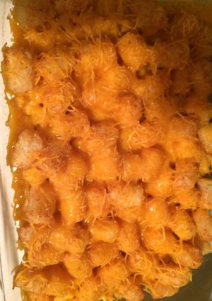 A picture of Mac & Cheese Tater Tot Casserole.