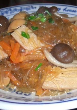 A picture of Low-Cal Cellophane Noodles Simmered with Mushrooms.