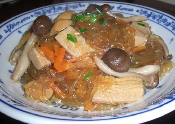 Low-Cal Cellophane Noodles Simmered with Mushrooms