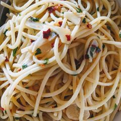 A picture of Garlic & Chilli Flakes Spaghetti.