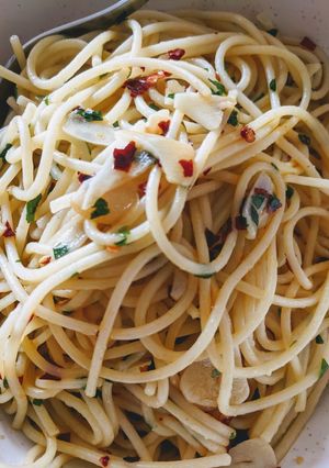 A picture of Garlic & Chilli Flakes Spaghetti.