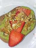 Tosta de fresas con nueces