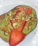 Tosta de fresas con nueces