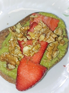 Una foto de Tosta de fresas con nueces