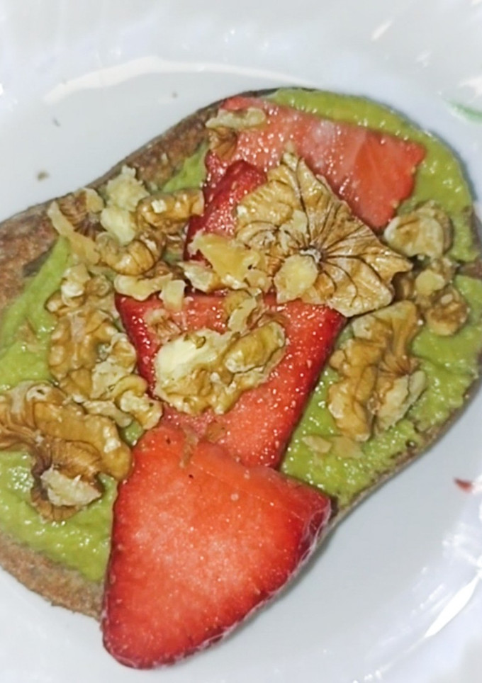 Una foto de Tosta de fresas con nueces