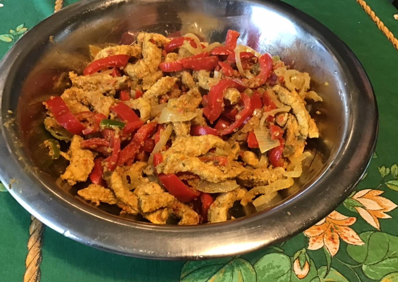 Veau sauté aux poivrons,oignon et sauce tomate