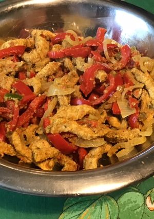 Une photo de Veau sauté aux poivrons,oignon et sauce tomate