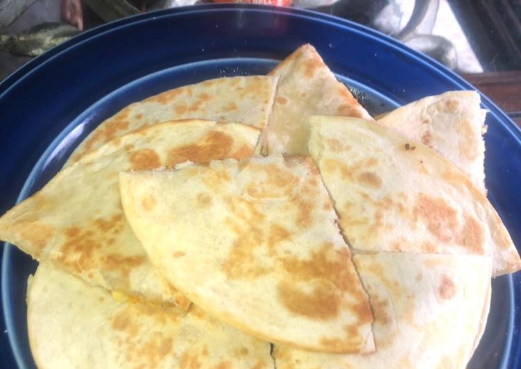 Simple Way to Prepare Appetizing Spicy Breakfast quesadilla 🍳 🧀 🌶