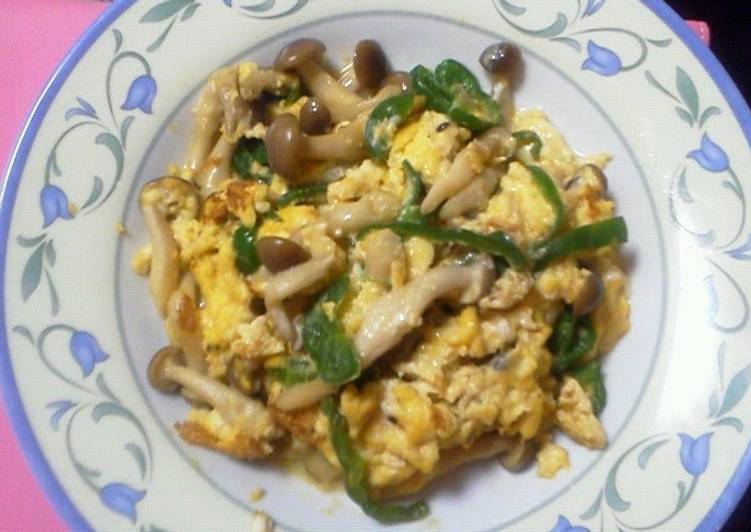 Recipe of Homemade Shimeji Mushroom &amp; Green Peppers Egg Stir-fry