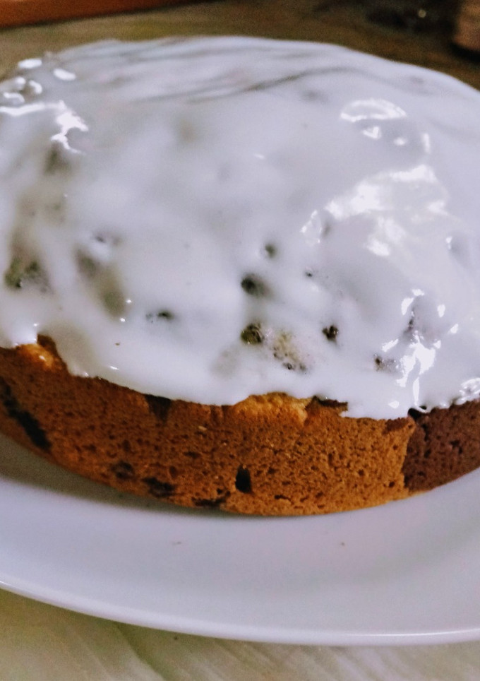 Una foto de Bizcochuelo marmolado de chocolate y vainilla  con chips de chocolate