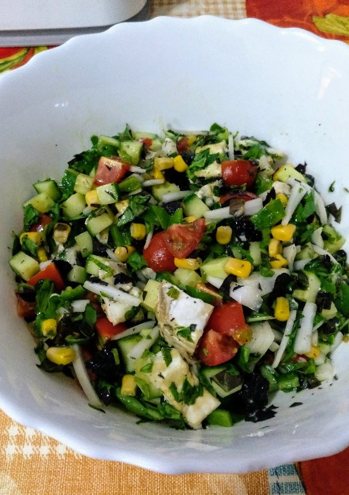 Una foto de Ensalada colorida de brotes tiernos