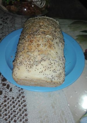 Una foto de Pan casero con semillas!
