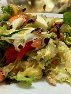 Una foto de Ensalada para la cena con verduras asadas 😋😋