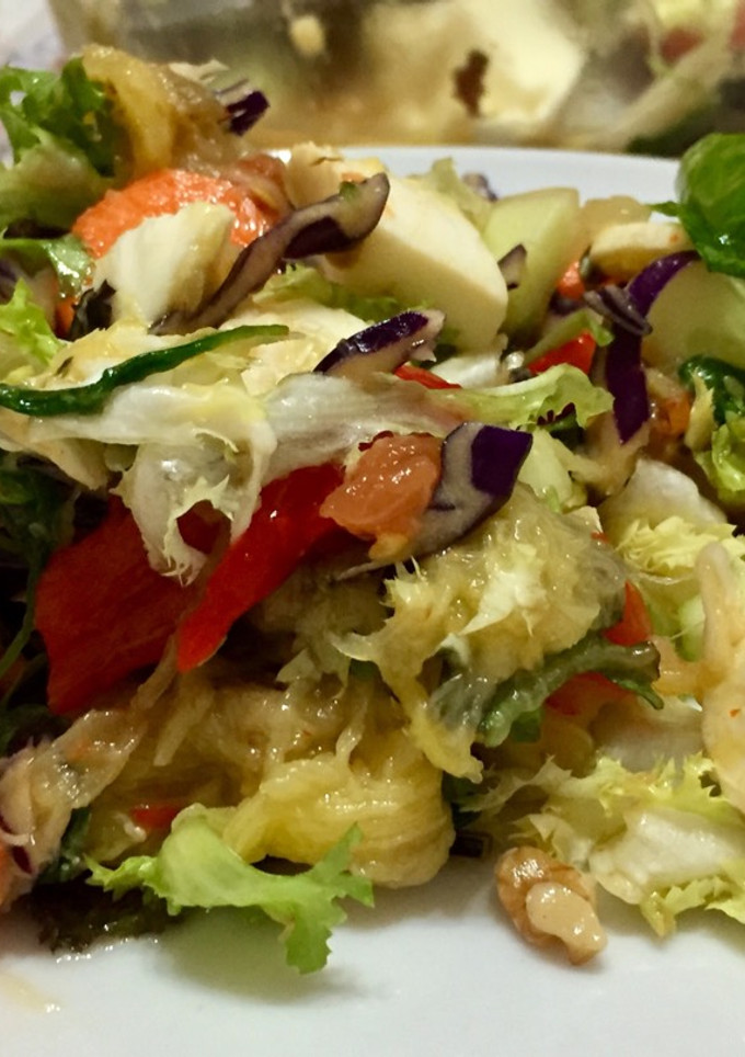 Una foto de Ensalada para la cena con verduras asadas 😋😋