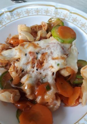 A picture of Tortellini with veggies.