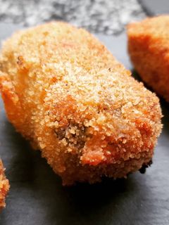 Una foto de Croquetas de calamares en su tinta