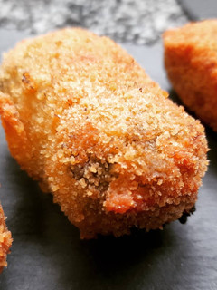 Una foto de Croquetas de calamares en su tinta